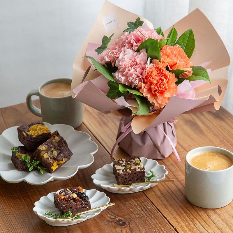 【母の日】ホシフルーツ“贅沢ブラウニー”+そのまま飾れる花束セット