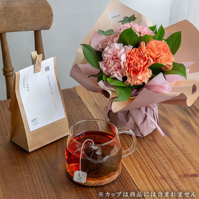 【母の日】コノハト茶葉店焼き林檎ほうじ茶+そのまま飾れる花束セットの画像