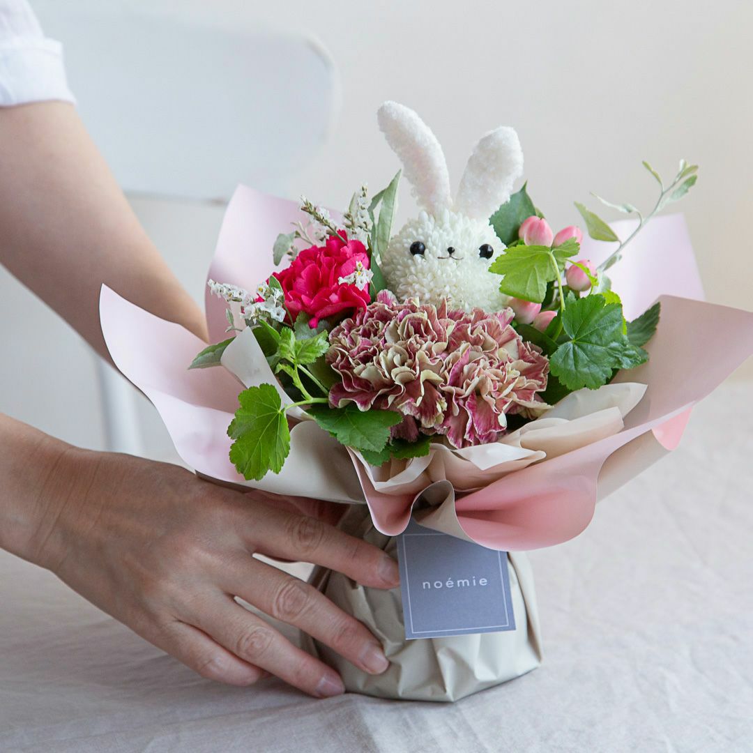 うさぎさん♡お花にお水をあげましょう♪ eギフト】そのまま飾れる“うさぎ”のブーケ(M) | noemie（ノエミ）